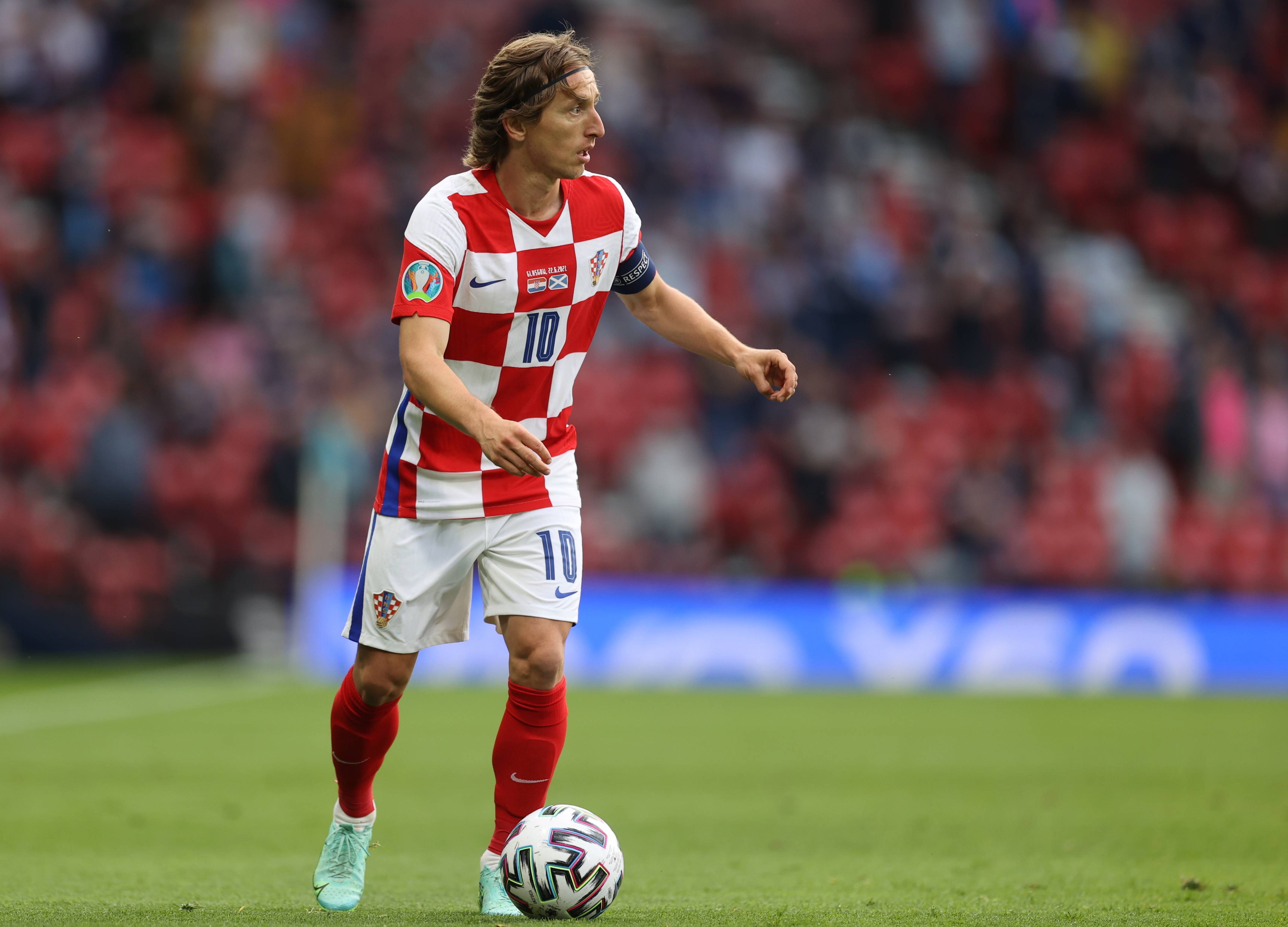 哈特11中8轰21分6板，本赛季首发9场取得8胜1负