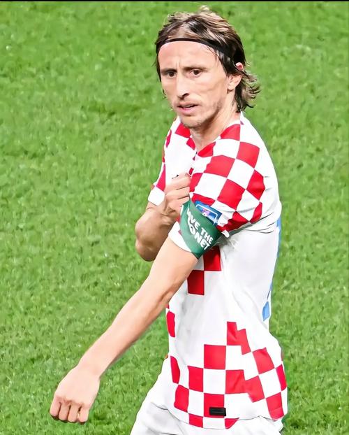 足球巴萨公布主力中场伤情，将缺阵一月