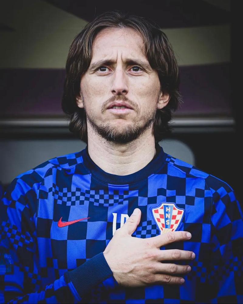 报16连胜终结之仇！凯恩破门追平姆巴佩，拜仁3-2柏林联合三线狂飙