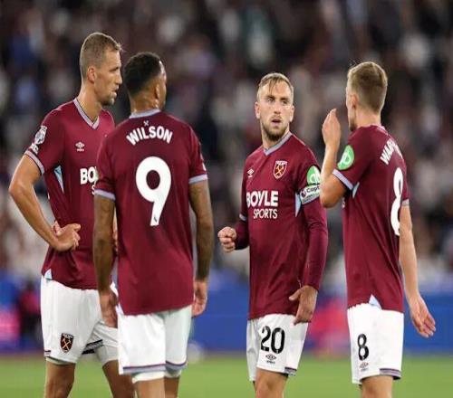 中场核心破门后致敬球迷，感人一幕